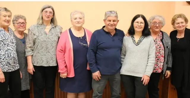 photo  la présidente annick guy (en rose), accompagnée des membres du bureau.  &copy;  ouest-france 