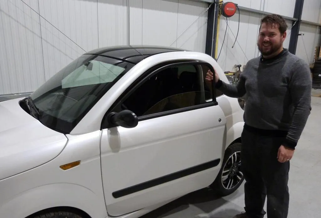 Julien ouvre un garage spécialisé pour les véhicules sans permis près