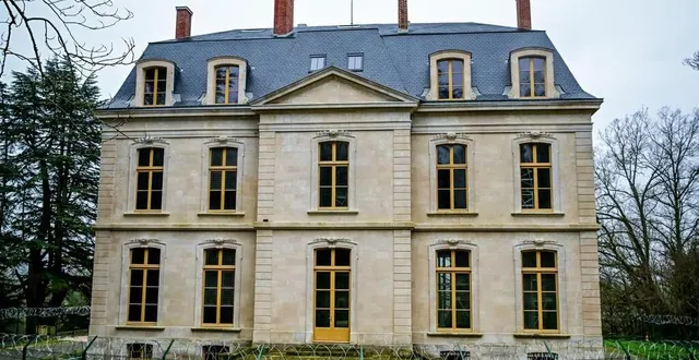 photo  partiellement rénové, le château du haut-buisson a reçu la visite des membres du club des mécènes de la fondation du patrimoine.  &copy;  photo le maine libre -yvon loué 