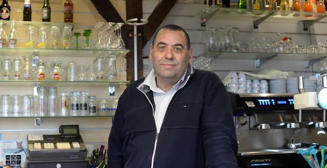 photo  david smith, un des deux repreneurs de l’hôtel, bar, restaurant de tuffé-val-de-la-chéronne, officiera en cuisine au bistrot de l’abbaye.  &copy;  le maine libre 