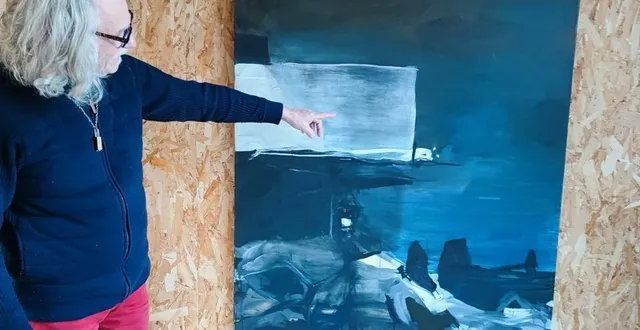 photo  jean-pierre bouttier, alias akil, et l’une de ses œuvres.  &copy;  ouest-france 