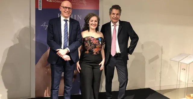 photo  audrey régnier a reçu la médaille de chevalière de l’ordre du mérite, accompagnée de luc lesénécal, parrain et julien miniconi, sous-préfet.  &copy;  ouest-france 
