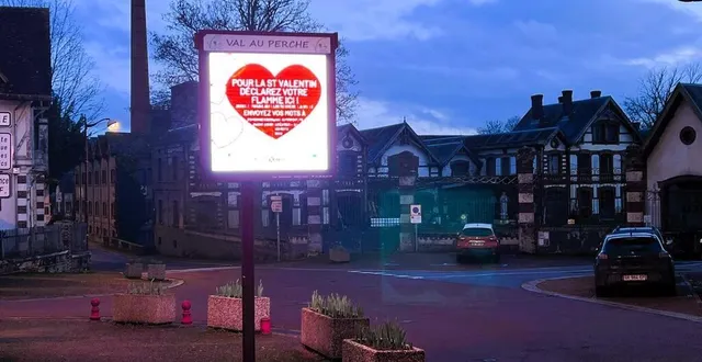 photo  les panneaux d’information seront aux couleurs de la saint-valentin, mercredi.  &copy;  ville de val-au-perche 