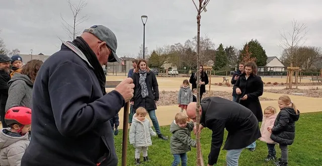 photo  dans la place de la croisée, lieu apaisant et sécuritaire apprécié des liniérois, des enfants, nés en 2021 et 2022, ont marqué symboliquement leur territoire dans le cadre du projet une naissance, un arbre ; ici au jardin enchanté.  &copy;  ouest-france 