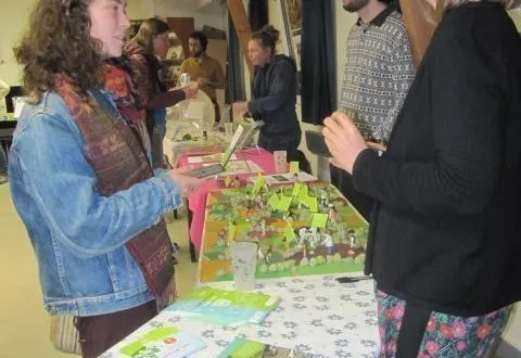 photo  lors de la soirée des adhérents, évelyne ramon, à droite, une des animatrices du cpie présente la malle ricochets, outil pédagogique autour de l’eau.  &copy;  ouest-france 