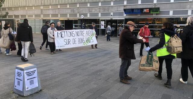 photo  des membres du collectif fernantes faisaient signer leur pétition, lundi, devant la gare nord à nantes. 