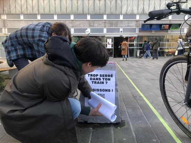 photo des membres du collectif fernantes faisaient signé leur pétition, lundi, devant la gare nord à nantes.  ©  photo presse océan-rc