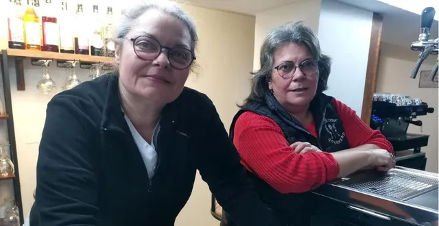 photo  les deux commerçantes du multiservices le petit creux gourmand du centre bourg, karine gohier et delphine couléard, viennent de lancer des services supplémentaires. « par exemple, le retrait d’espèces pour les possesseurs d’un compte au crédit agricole de 20 à 100 € par jour. nous sommes en négociation avec une autre banque pour élargir la possibilité de retrait d’espèces. » en termes d’animation, des soirées « apéritif musical » auront lieu chaque premier vendredi du mois, de 18 h à 21 h. tél. 09 54 36 59 97.  &copy;  ouest-france 