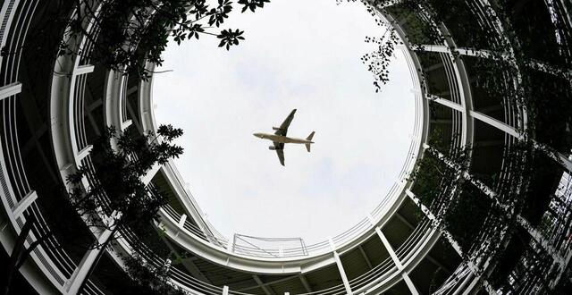 photo  passage d’un avion de ligne en phase d’atterrissage à l’aéroport nantes atlantique. 