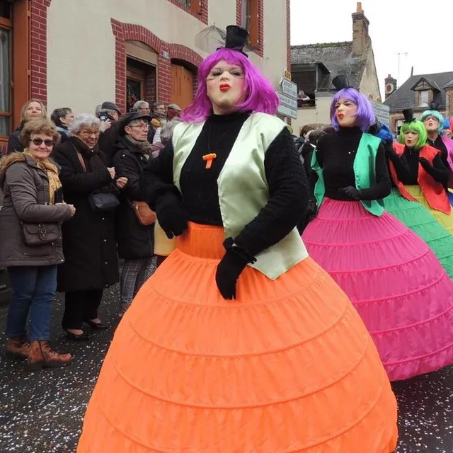 photo des couleurs et de la folie, le carnaval de valennes 2024 a tenu toutes ses promesses.  ©  le maine libre