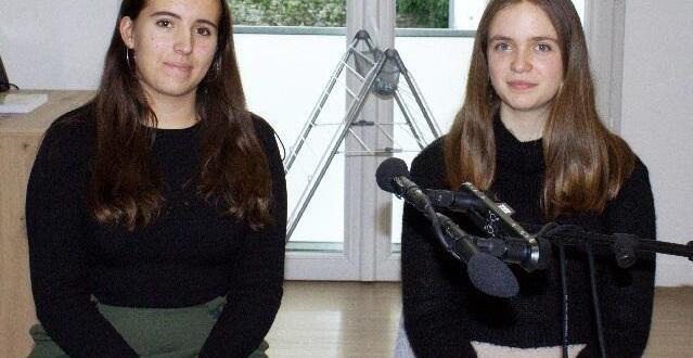 photo  romane et jawenn, deux lycéennes, conduisent les interviews qui permettent de réaliser les podcasts. 