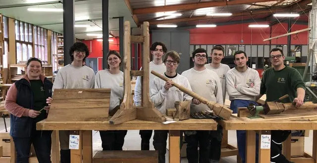photo  les élèves ébénistes vont fabriquer un lutrin, à la main, encadrés par deux professeurs, tabatha jean et vincent lomet, au lycée don bosco de giel-courteilles.  &copy;  ouest-france 