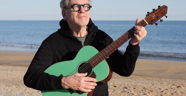 photo  dick annegarn sort un album instrumental et présente, en tournée, ses chansons « agricoles », avec une verte guitare. 