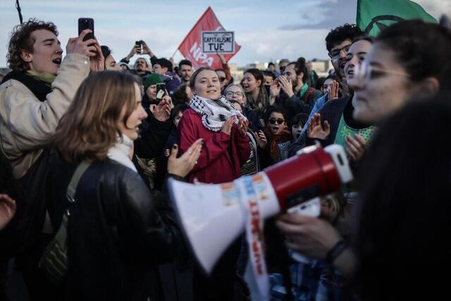 photo la militante écologiste suédoise greta thunberg participe à une manifestation à bordeaux, dans le sud-ouest de la france, le 11 février 2024, contre le projet de forage de huit nouveaux puits de pétrole dans la forêt de la teste-de-buch.  ©  thibaud moritz / afp