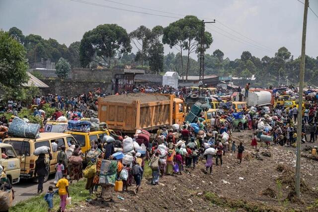 photo près de 150 000 nouveaux déplacés ont été recensés depuis le lancement de la nouvelle offensive des rebelles. la semaine dernière, les routes menant à goma ont été bloquées par des déplacés en quête de sécurité.  ©  epa-efe/moses kasereka