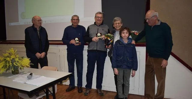 photo  mattenzo, 10 ans, nouvel adhérent et les deux récipiendaires récompensés par jean-yves lucas et gilbert courant.  &copy;  le maine libre 