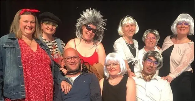 photo  les neuf comédiens de l’atelier adultes de l’association lez’arts.  &copy;  association lez’arts 