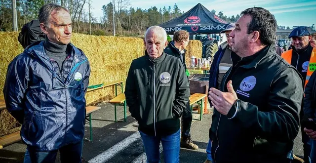 photo  denis pineau (à droite), ici au barrage autoroutier fin janvier, n’exclut pas la mise en place de nouvelles actions dans la sarthe.  &copy;  archives le maine libre - yvon loue 