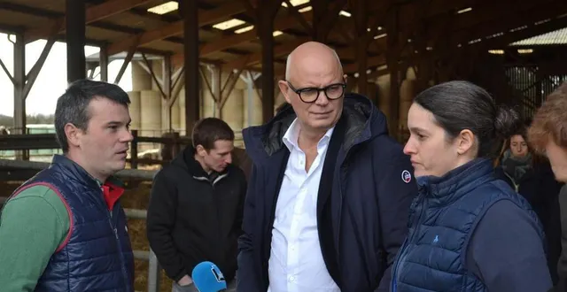 photo  l’ex-premier ministre édouard philippe, président du parti horizons, était ce mardi 13 février 2024 à jauzé, en sarthe, dans l’exploitation agricole d’adeline et adrien langot.  &copy;  ouest-france 