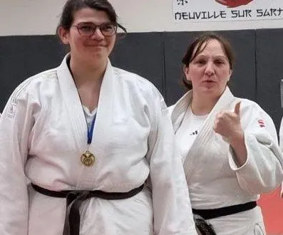 photo  marine perdoux, médaillée d’or, et sa professeure, aurélie launay.  &copy;  ouest-france 