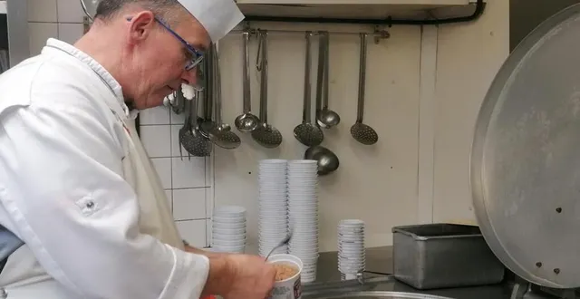 photo  pascal buret, en pleine préparation de ses rillettes primées au concours.  &copy;  ouest-france 