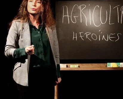 photo  cécile donne une conférence sur les agricultrices.  &copy;  isabelle jouvante 