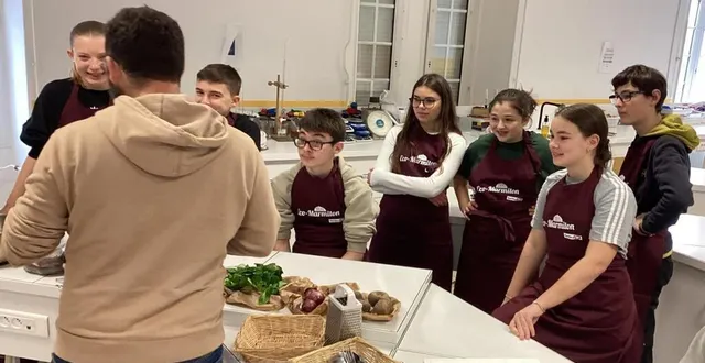 photo  l’intervenant de la raclée du vivant et les élèves lors de l’atelier cuisine.  &copy;  le maine libre 