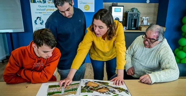 photo  florie-anne gardy, animatrice de ce projet, et les trois futurs résidents réfléchissent à l’aménagement de la résidence à sablé-sur-sarthe.  &copy;  le maine libre - yvon loué 