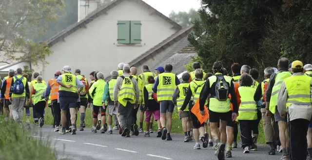 photo  des marcheurs disciplinés en sécurité.  &copy;  archives le maine libre - hervé petitbon 