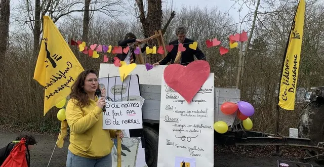 photo  pour la saint-valentin, la confédération paysanne de maine-et-loire, a célébré le mariage entre la finance et l’agriculture.  &copy;  ouest-france 