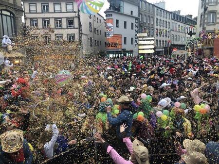 photo Le cinquième et dernier jour du carnaval de Granville (Manche) s'est achevé mardi 13 février 2024 avec la fameuse bataille de confettis. Ouest-France 