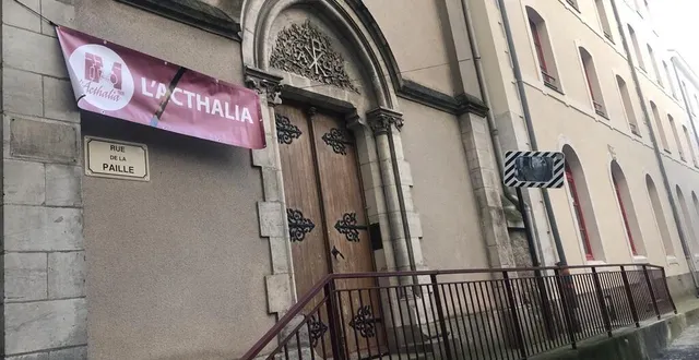 photo  un anonyme, se présentant comme robin des bois, a accroché une banderole du théâtre de l’acthalia qui avait projeté d’acheter la chapelle de la miséricorde.  &copy;  ouest-france 