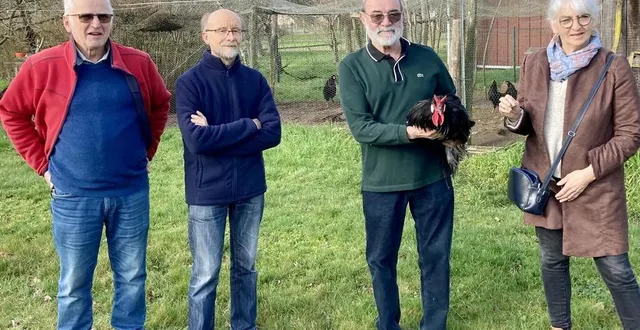 photo  jean-claude gravier, daniel moreau, sylvère fournigault, et marguerite rossignol, autour de la poularde de mézeray (sarthe)  &copy;  ouest-france 