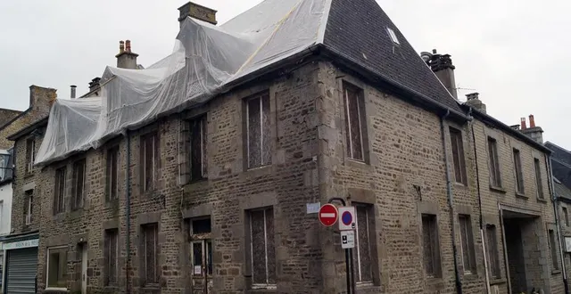 photo  à gauche, l’ancienne maison de la presse (volet métallique) doit être transformée en appartement, la déconstruction concerne l’ensemble des bâtiments.  &copy;  ouest-france 