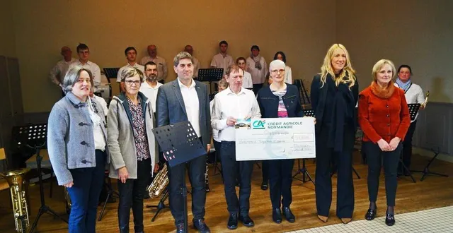 photo  rené dubois, au centre, entouré à sa droite, par les élus, et, à sa gauche, par les représentantes de la caisse locale du crédit agricole.  &copy;  ouest-france 