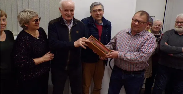 photo  claude alleton remet la clé à patrice monchâtre.  &copy;  le maine libre 