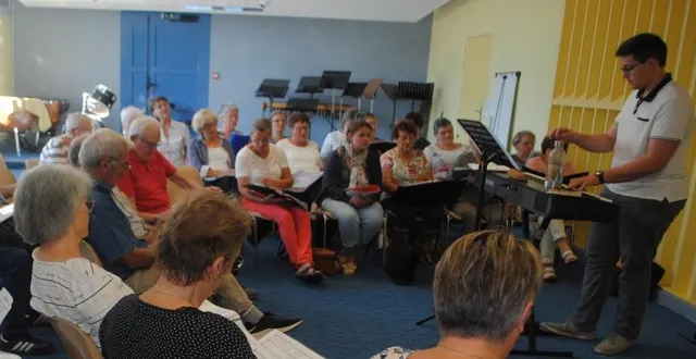 photo  benjamin réthoré (à droite), le chef de chœur, dirigera la chorale arpège et celle de la mjc de saumur.  &copy;  co 
