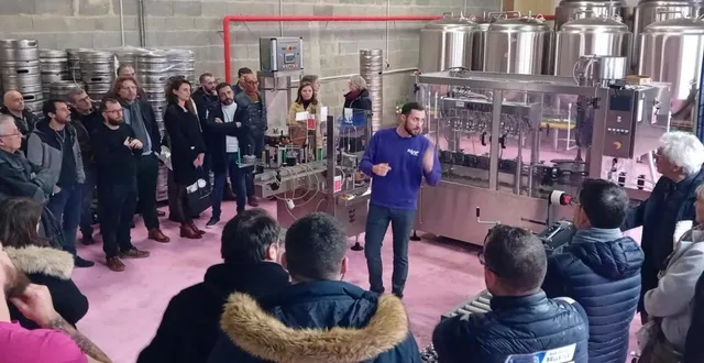 photo  théo veni explique le métier de brasseur aux adhérents de lucie.  &copy;  le maine libre 