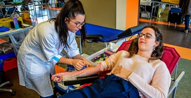 photo  le mans, mercredi 14 février 2024. camille donne son sang pour la toute première fois. eva, infirmière à l’efs, lui explique le déroulement de l’acte, qui durera une quinzaine de minutes.  &copy;  le maine libre – yvon loué 
