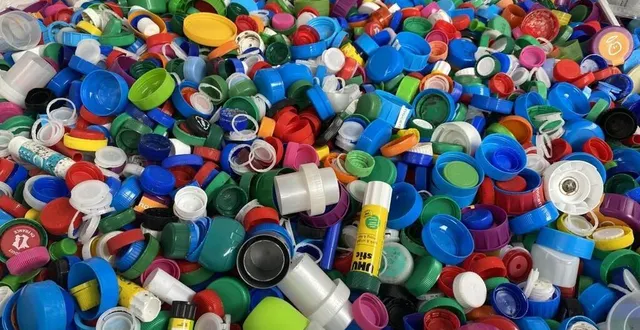 photo  les bouchons en plastique : soit aux associations qui les récupèrent, soit à garder sur les bouteilles pour le tri.  &copy;  archives ouest-france 