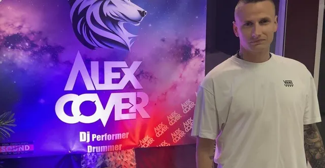 photo  la galerie carnot retrouve des couleurs : alex cover y a posé platines et spots afin de former dj amateurs et professionnels.  &copy;  le maine libre 