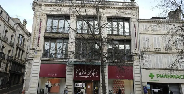 photo  le personnel du magasin galerie lafayette de niort ne sait toujours pas à quelle sauce il va être mangé.  &copy;  archives co - christophe bernard 