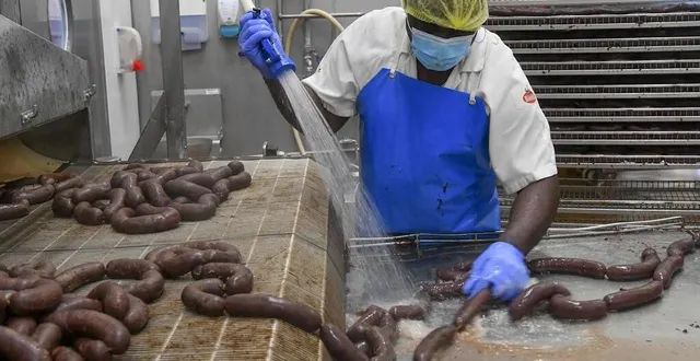 photo  la fabrication de produits de salaison tels que le boudin nécessite l’emploi d’importants volumes d’eau. mais c’est surtout le nettoyage.  &copy;  photo le maine libre – yvon loué 