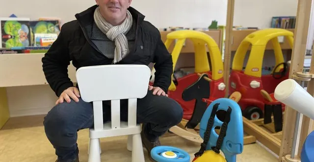 photo  philippe léon, dans la salle de jeux du service de pédiatrie de l’hôpital d’alençon, équipée par l’association un geste, un rêve, un sourire.  &copy;  ouest-france 