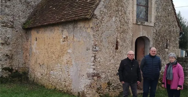 photo  hubert gaignon, francis gouet et jeanine fouqueray posent devant la chapelle de l’épine.  &copy;  le maine libre 