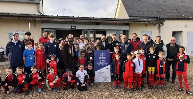 photo  remise du label jeunes fff à l’école de foot du racing club fléchois, en présence des élus, au stade de la pépinière, mercredi 14 février 2024, après une séance d’entraînement sous le signe de carnaval.  &copy;  ouest-france 