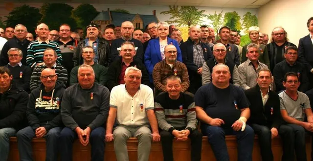 photo  les 63 récipiendaires au côté d’hervé drouin et des élus présents pour la cérémonie.  &copy;  le maine libre 