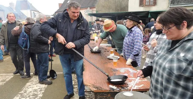 photo  il y avait foule pour la traditionnelle cuisson des crêpes  &copy;  le maine libre 