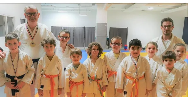 photo  quatre enfants et un vétéran du club moncéen se sont qualifiés pour la coupe et le championnat de france de karaté.  &copy;  le maine libre 