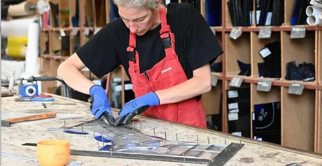 photo  la réalisation de la double verrière par un compagnon de l’atelier à neuville-sur-sarthe.  &copy;  atelier vitrail france 